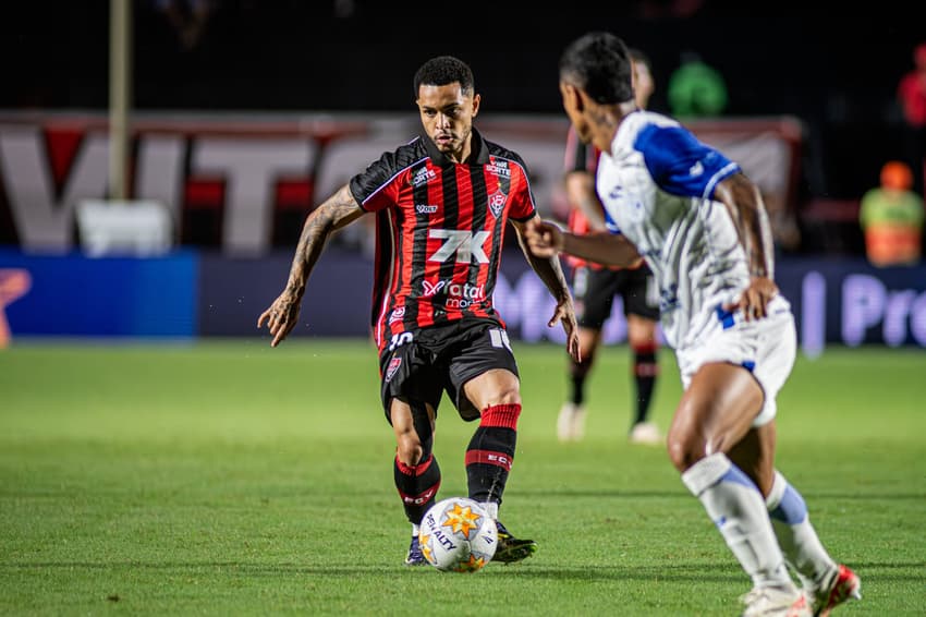 Matheuzinho em ação contra o Confiança (Foto: Victor Ferreira / EC Vitória)