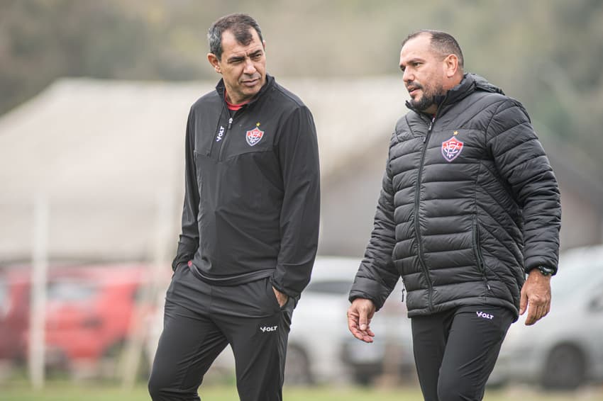 Carille conversa com auxiliar em treino do Vitória (Foto: Victor Ferreira / EC Vitória)