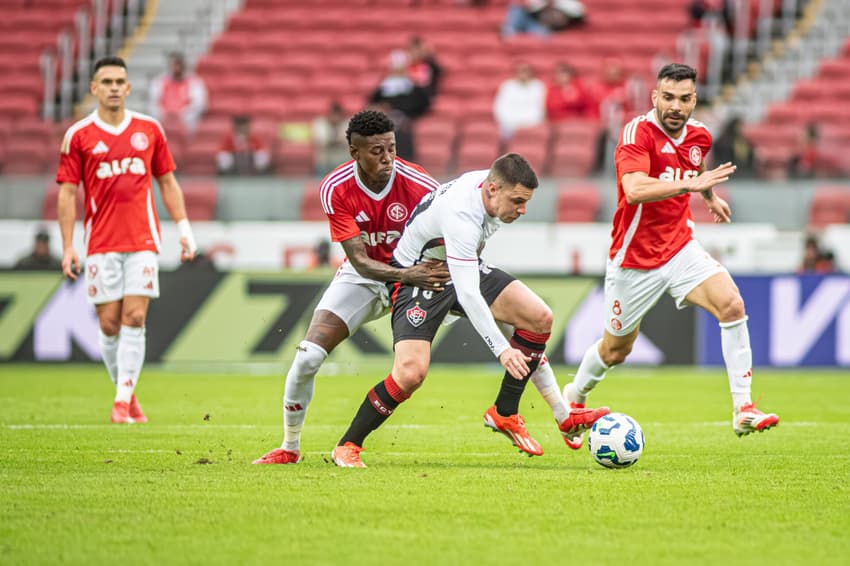 Kayzer e Vitão disputam bola (Foto: Victor Ferreira / EC Vitória)