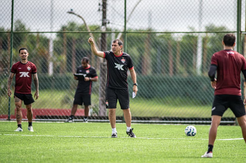 Fábio Carille comanda treino do Vitória no gramado sintético do Barradão (Foto: Victor Ferreira / EC Vitória)