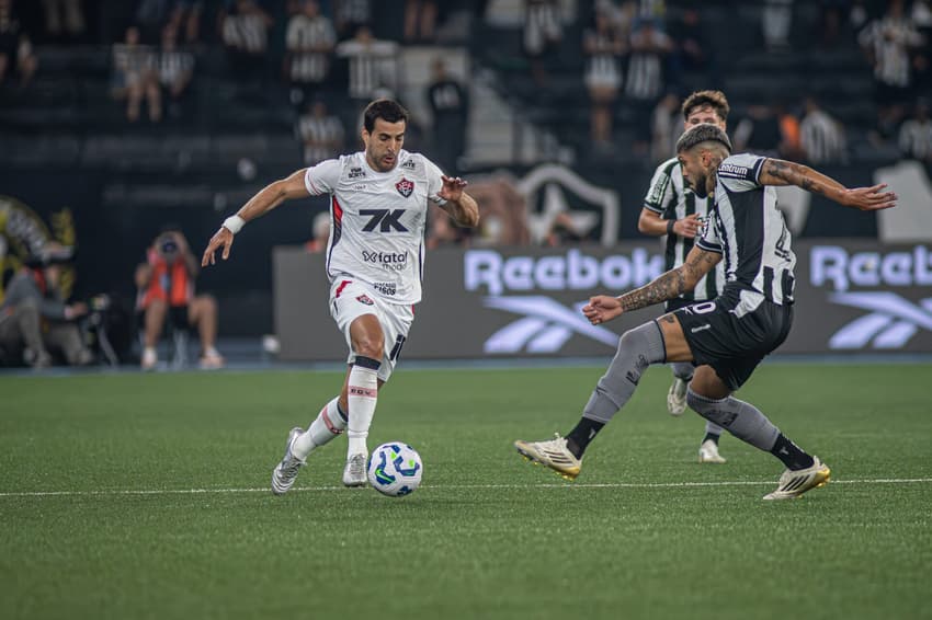Raúl Cáceres em ação contra o Botafogo (Foto: Victor Ferreira / EC Vitória)