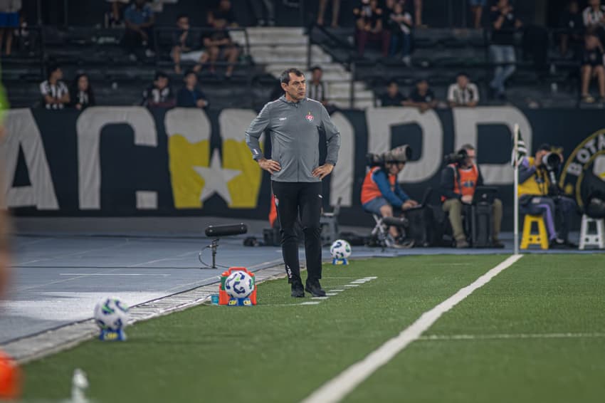 Carille comanda o Vitória no Nilton Santos (Foto: Victor Ferreira / EC Vitória)