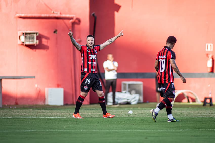 Renato Kayzer comemora gol contra o Bragantino (Foto: Victor Ferreira / EC Vitória)