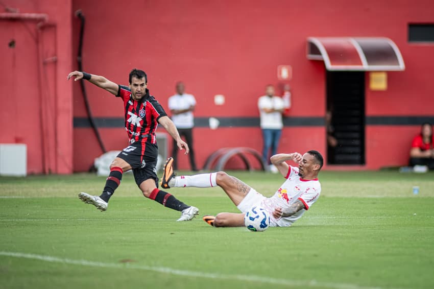 Raúl Cáceres em ação contra o Bragantino (Foto: Victor Ferreira / EC Vitória)
