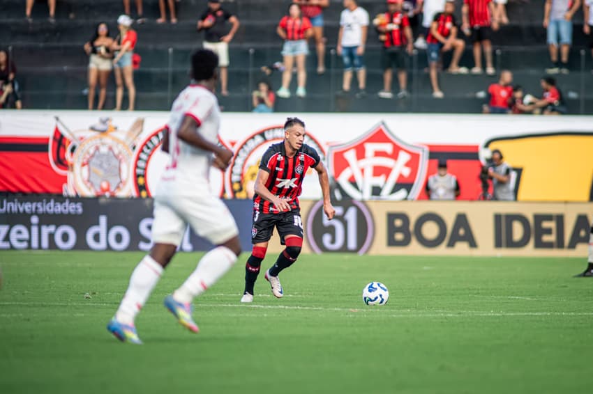 Zé Marcos em ação contra o Bragantino (Foto: Victor Ferreira / EC Vitória)
