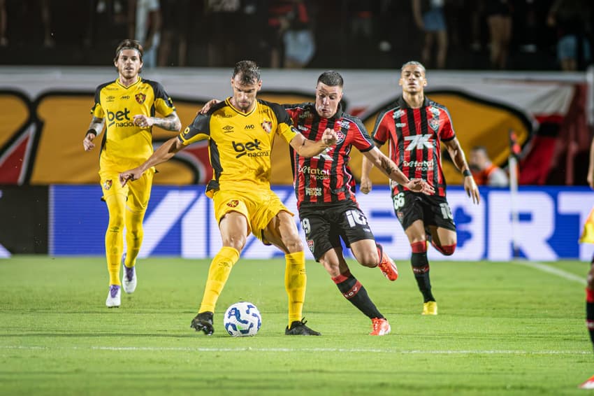 Kayzer em ação contra o Sport (Foto: Victor Ferreira / EC Vitória)