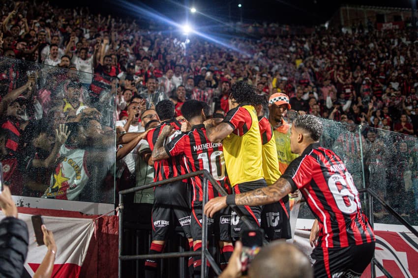 Jogadores do Vitória comemoram gol com a torcida (Foto: Victor Ferreira / EC Vitória)