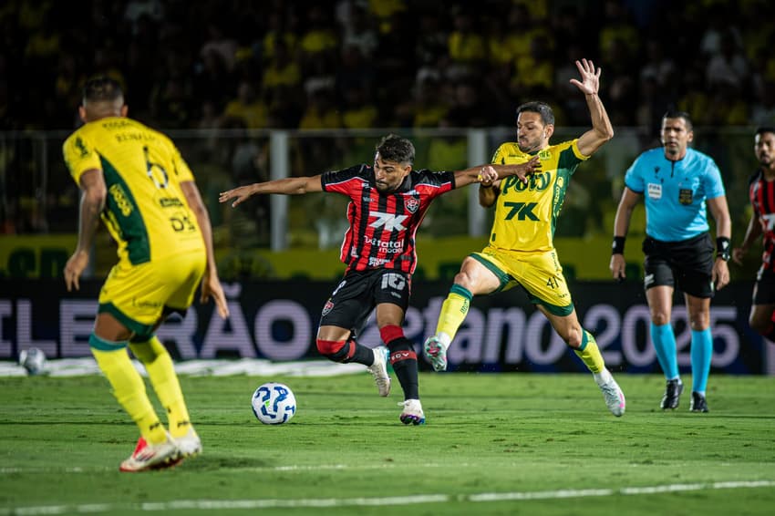 Ronald disputa bola contra o Mirassol (Foto: Victor Ferreira / EC Vitória)