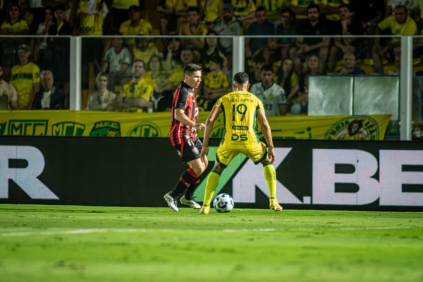 Osvaldo e Lucas Ramon frente a frente no Maião (Foto: Victor Ferreira / EC Vitória)