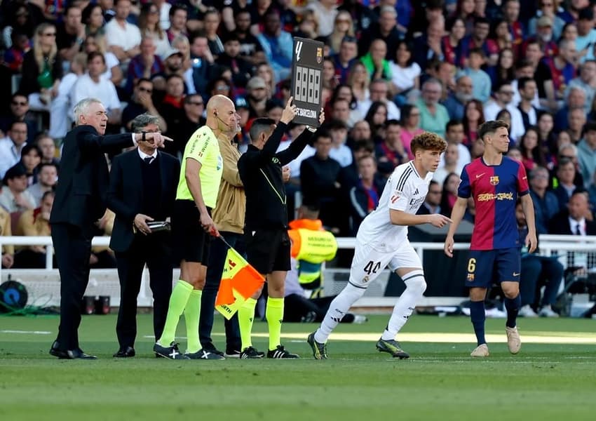 Víctor Muñoz entrando na partida no confronto entre Real Madrid e Barcelona, válido por La Liga (Foto: Reprodução)