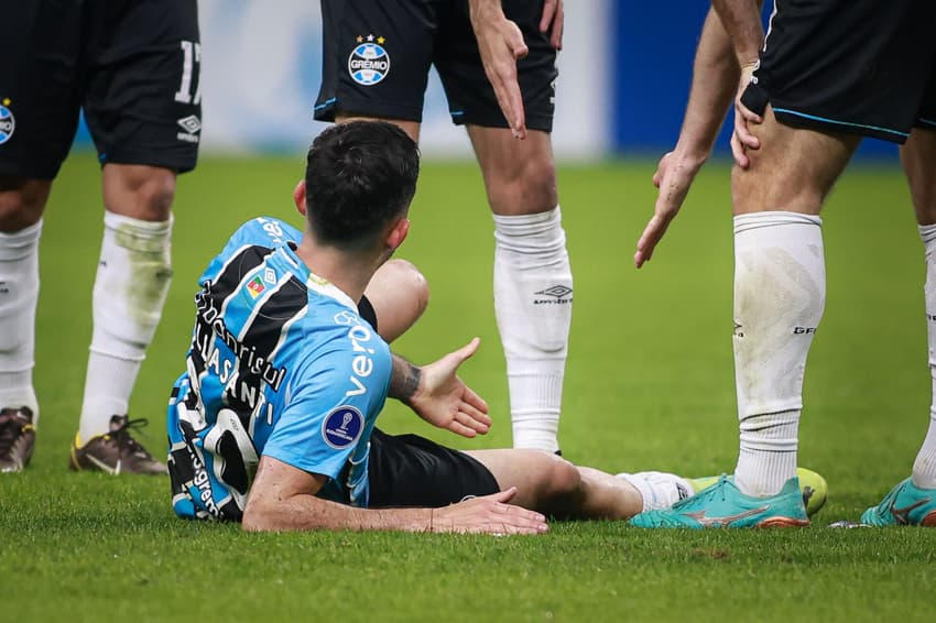 Villasanti foi substituído após sofrer pancada no jogo contra o Alianza Lima. (Foto: Maxi Franzoi/AGIF)