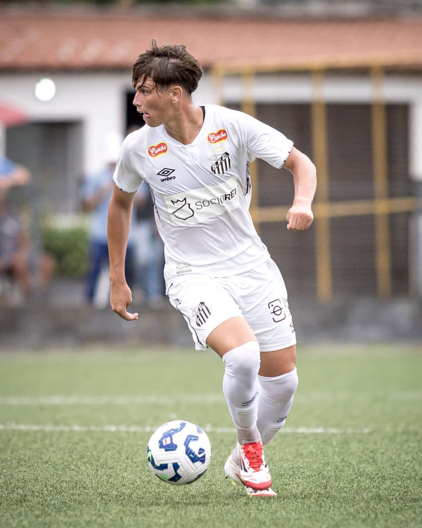 Camisa 10 do time Sub-17 do Santos tem multa rescisória avaliada em R$ 435 milhões. (Foto: Divulgação/ Internet)
