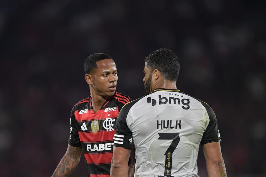 Wallace Yan e Hulk se estranham durante jogo do Brasileirão no Maracanã (Foto: Thiago Ribeiro / AGIF)