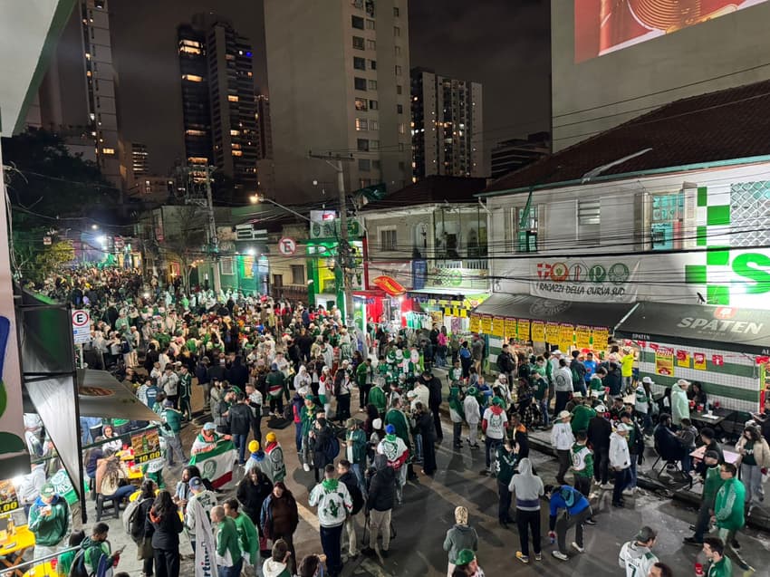 Reunião de palmeirenses para acompanhar Palmeiras x Chelsea pelo Mundial. (Foto: Isabella Zuppo/Lance!)