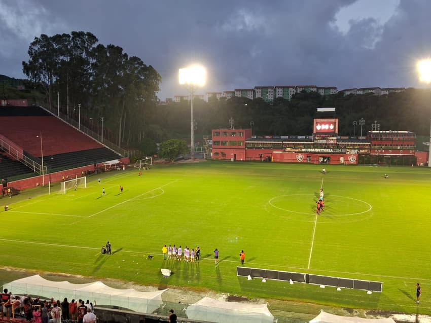 Jogadoras de Vitória e Atlético durante as cobranças de pênaltis (Foto: Rafael Carmo / Lance!)