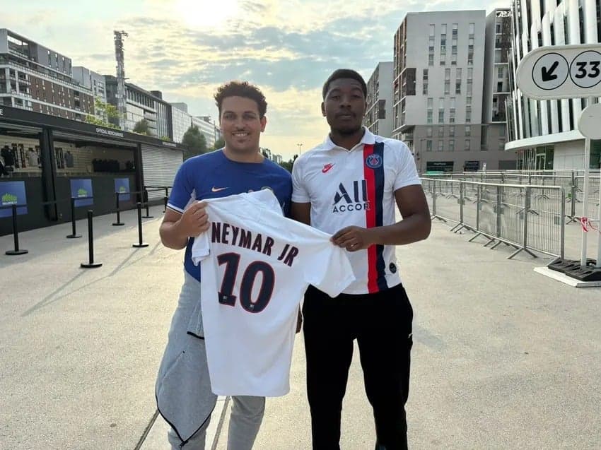 Torcedores do PSG com a camisa do Neymar
