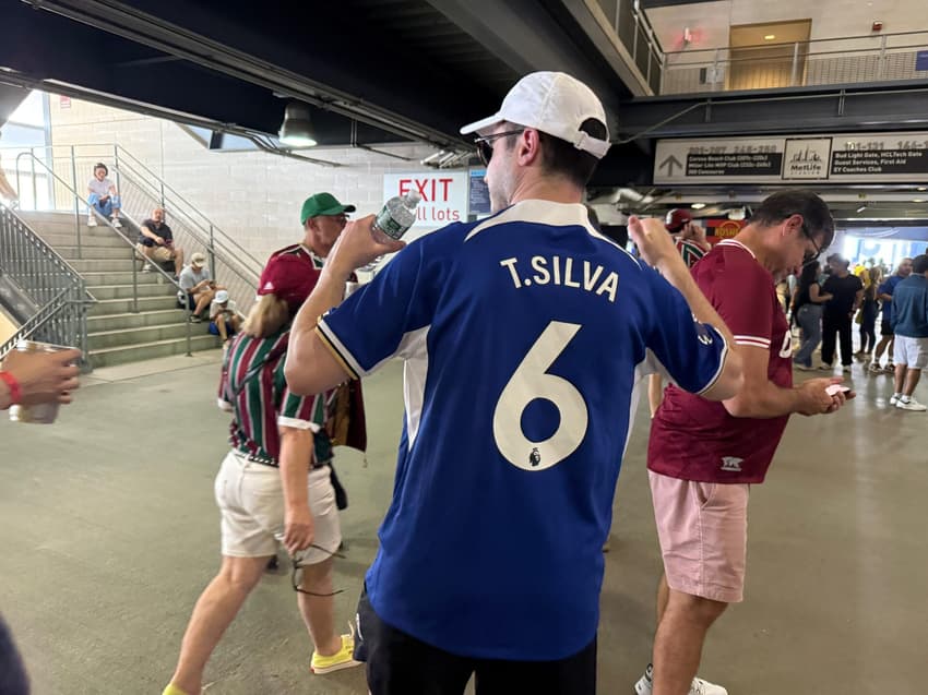 Torcedor do Chelsea na partida com o Fluminense com uma camisa de Thiago Silva
