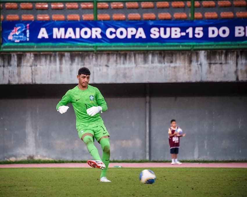 O goleiro do Sub-17 do Santos Arthur do Vale é convocado para a Seleção Brasileira da categoria. (Foto: Divulgação/ Instagram)