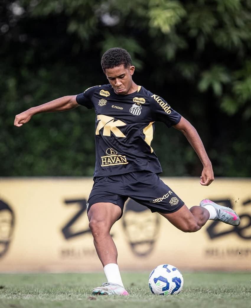 Alencar fez a estreia no elenco profissional durante o amistoso do Santos contra o RB Leipzig. (Foto: Tiago Maestre/Santos FC)