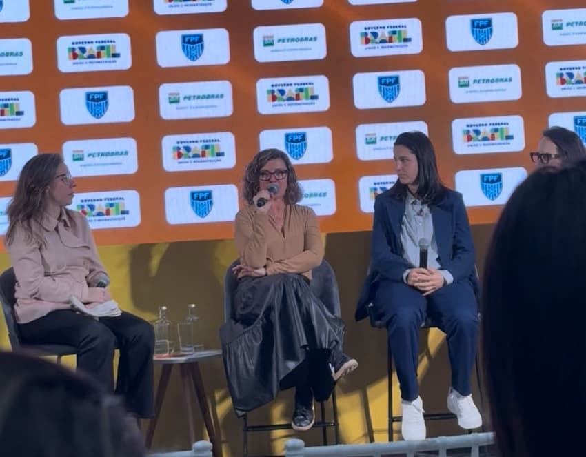 Alessandra Teixeira, gerente de patrocínio da Petrobras, detalha investimento em futebol feminino. (Foto: Giselly Corrêa/Lance!)