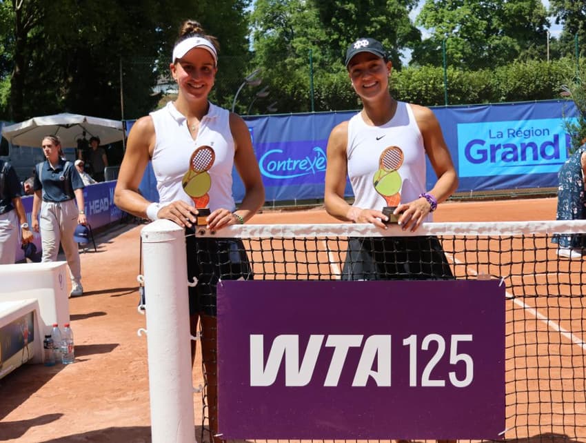 Ingrid Martins (e) e a americana Quinn Gleason, campeãs do WTA de Contrexeville (Divulgação)