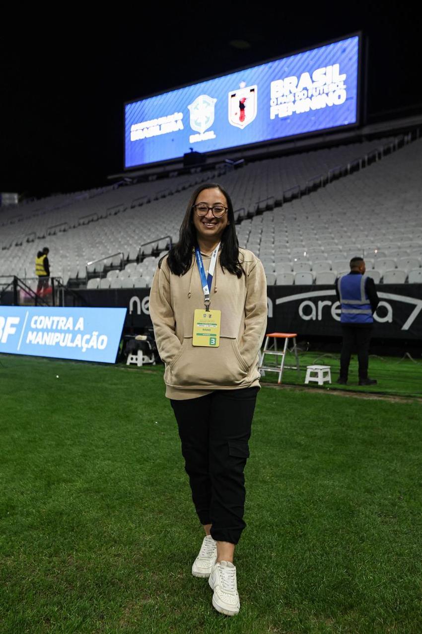 A jornalista acompanhou os amistosos da Seleção Feminina diante do Japão. (Foto: Acervo pessoal)