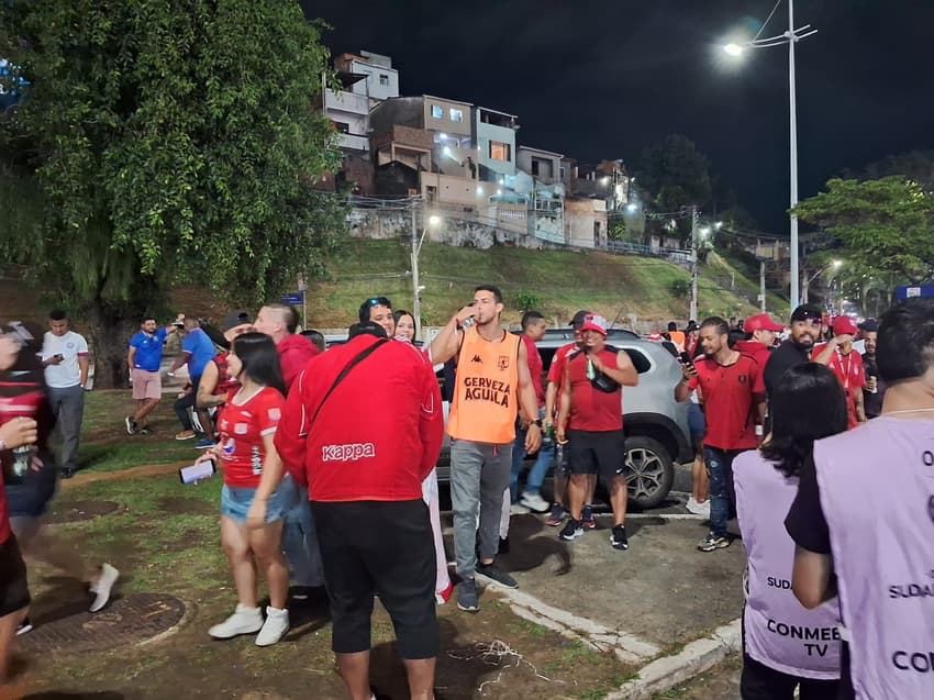 Concentração da torcida do América de Cali (Foto: Rafael do Carmo / Lance!)