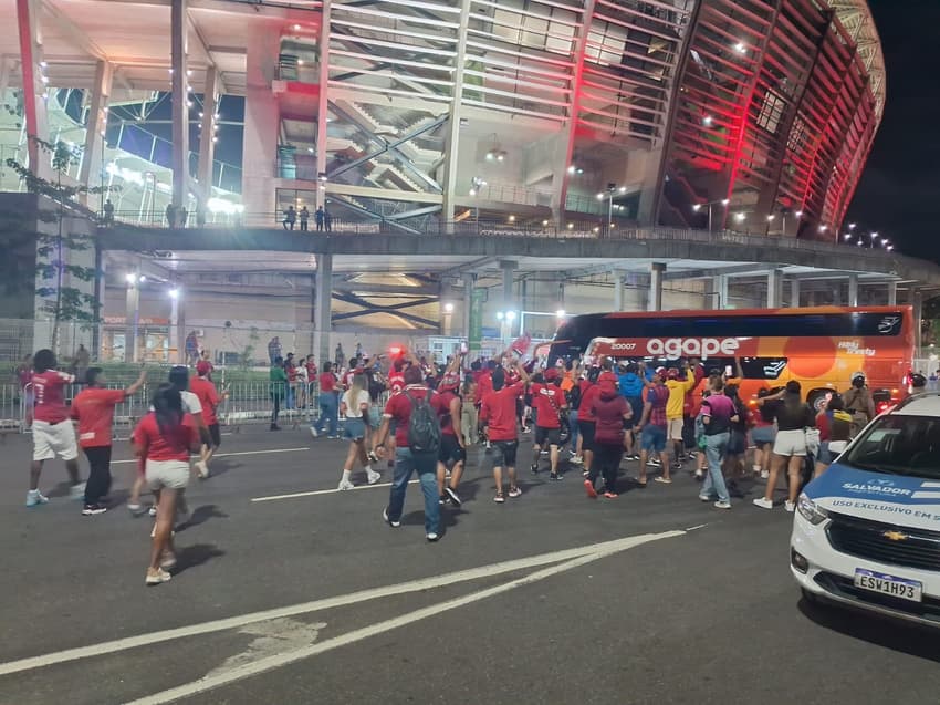 Torcida do América de Cali recepciona o ônibus do time na Arena Fonte Nova (Foto: Rafael do Carmo / Lance!)