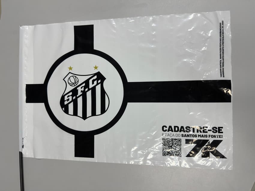Patrocinadora máster do Santos, a 7K, vai distribuir 13 mil bandeirinhas na Vila Belmiro. (Foto: Divulgação/ 7k)