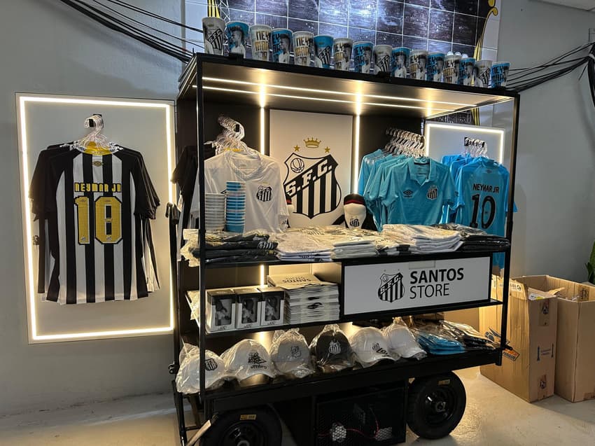 Santos terá loja móvel em dois pontos da Vila Belmiro no duelo diante do Flamengo. (Foto: Juliana Yamaoka/ Lance!)