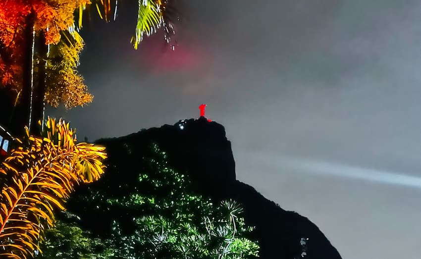 Cristor Redentor iluminado de vermelho em homaneagem do Bayer (Foto: Divulgação)