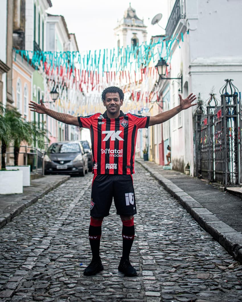 Romarinho posa para fotos no Centro Histórico de Salvador (Foto: Victor Ferreira / EC Vitória)