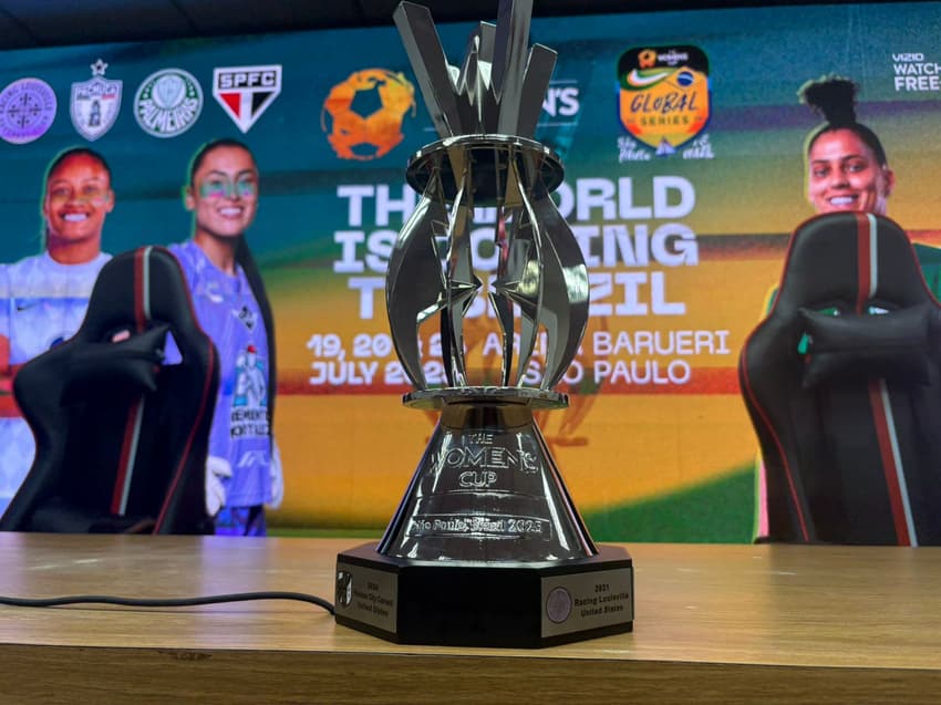 Taça do torneio The Women's Cup, realizado na Arena Barueri, em São Paulo. (Foto: Giselly Corrêa/Lance!)