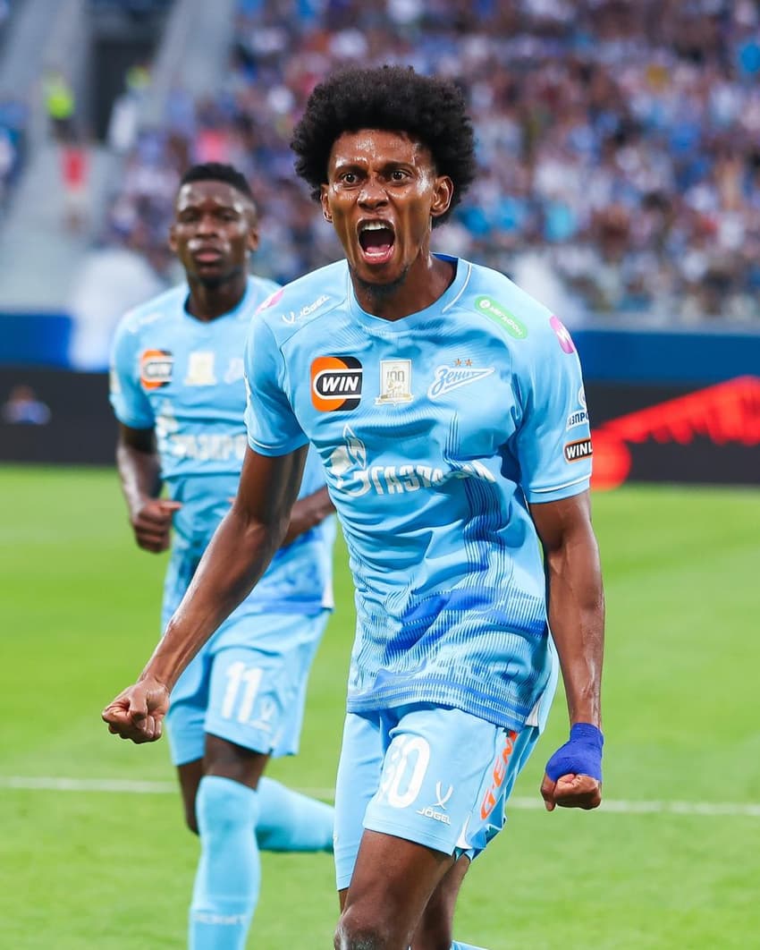 Mateo Cassierra comemorando o segundo do Zenit com Luiz Henrique, ex-Botafogo, ao fundo (Foto: Divulgação/Zenit)