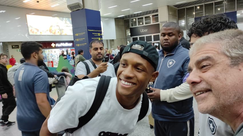 Danilo chega ao aeroporto para assinar com o Botafogo