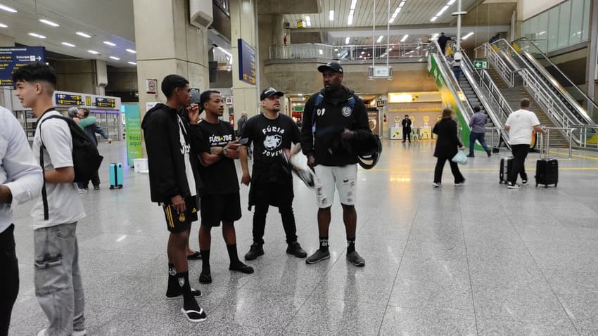 Torcedores do Botafogo recebem Danilo no Aeroporto do Galeão