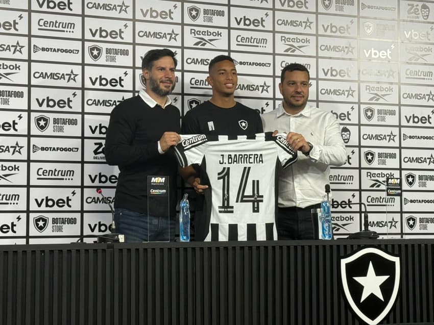 Barrera ao lado de Léo Coelho e Alessandro Brito, diretores do Botafogo (Foto: Leonardo Bessa/Lance!)