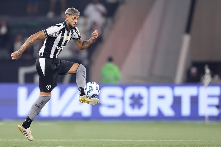 Alexander Barboza, zagueiro do Botafogo, em ação