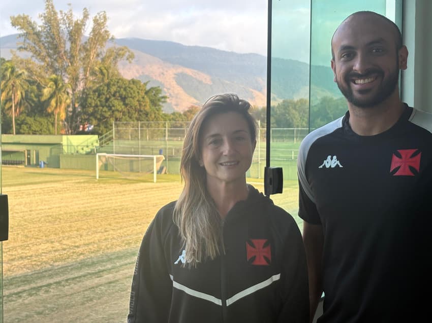 Simone Lourenço e Gabriel Peres acompanham treino do Vasco. (Foto: Giselly Corrêa/Lance!)