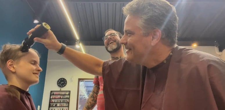 Julio Sergio emocionou as redes sociais ao raspar o cabelo junto do filho (Foto: Reprodução)
