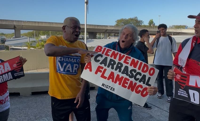Torcedores do Flamengo recebem Carrascal no aeroporto