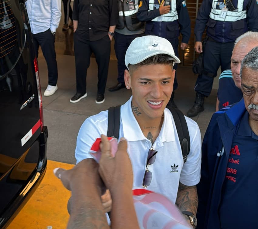 Carrascal atende torcida do Flamengo no aeroporto
