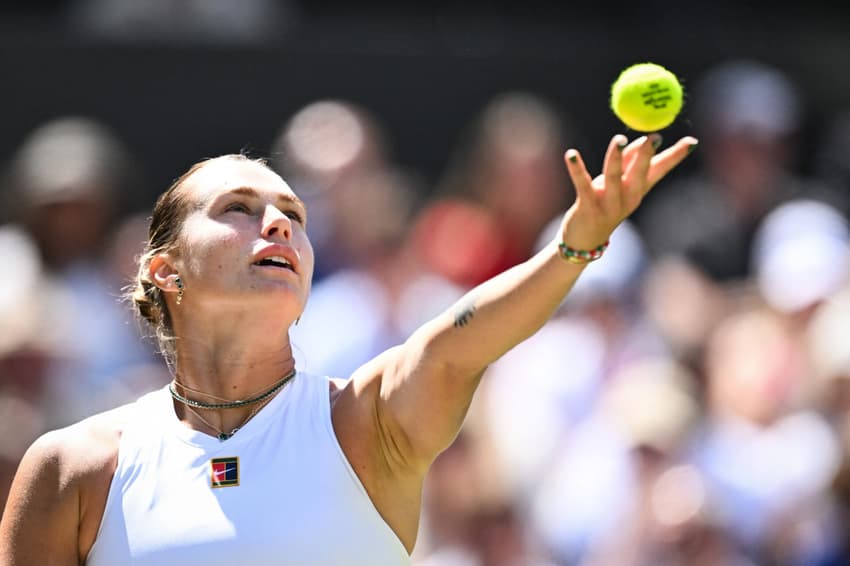 Aryna Sabalenka saca em jogo contra Laura Siegemund em Wimbledon (foto: Kirill KUDRYAVTSEV / AFP)