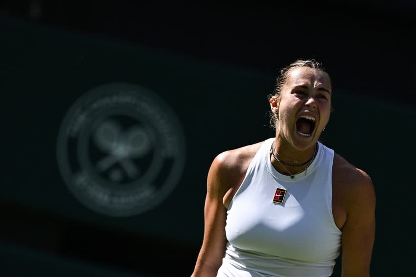 Aryna Sabalenka comemora em jogo contra Laura Siegemund em Wimbledon (foto: Kirill KUDRYAVTSEV / AFP)