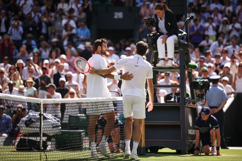 Karen Khachanov cumprimenta Taylor Fritz após jogo em Wimbledon (foto: HENRY NICHOLLS / AFP)