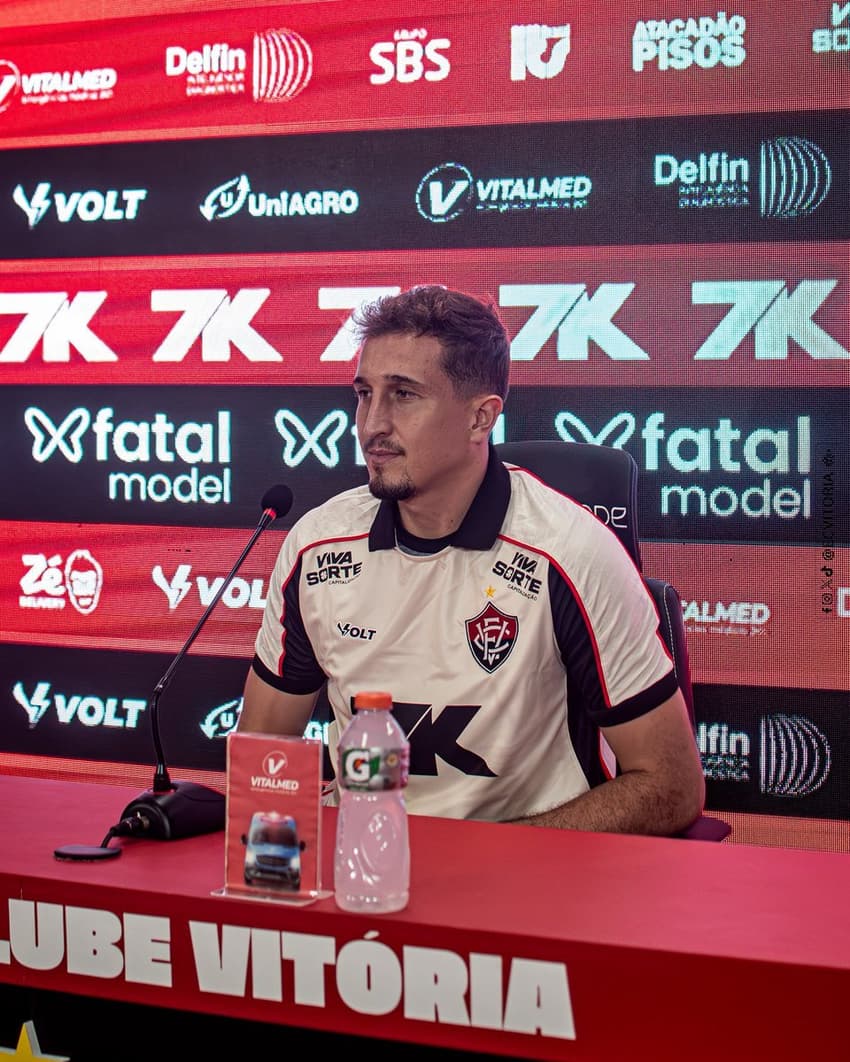 Thiago Couto em entrevista coletiva (Foto: Victor Ferreira / EC Vitória)