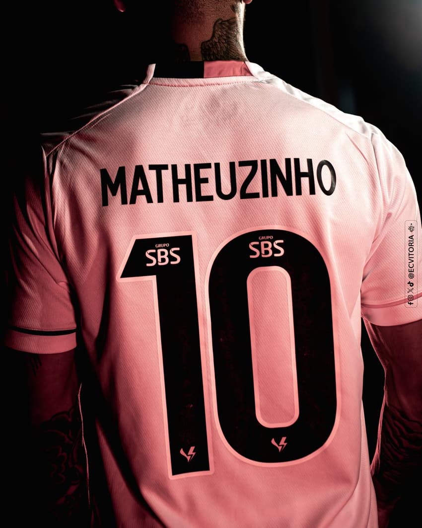 Nova camisa 10 de Matheuzinho (Foto: Victor Ferreira / EC Vitória)