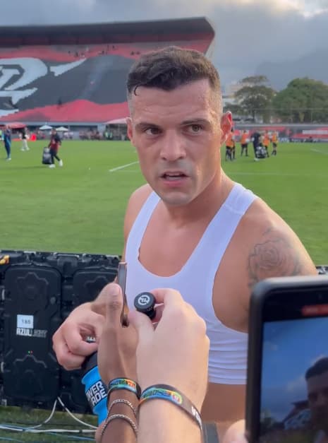 Granit Xhaka abordou a chegada do técnico Erik ten Hag ao Bayer Leverkusen (Foto: Reprodução/Lance!)