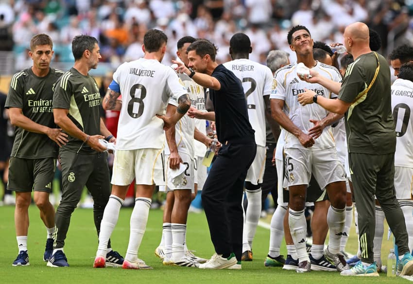 Xabi Alonso orienta jogadores do Real Madrid na parada técnica do Mundial