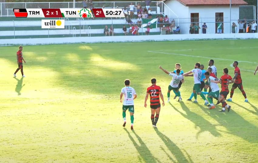Jogador agride árbitros em jogo da Série D